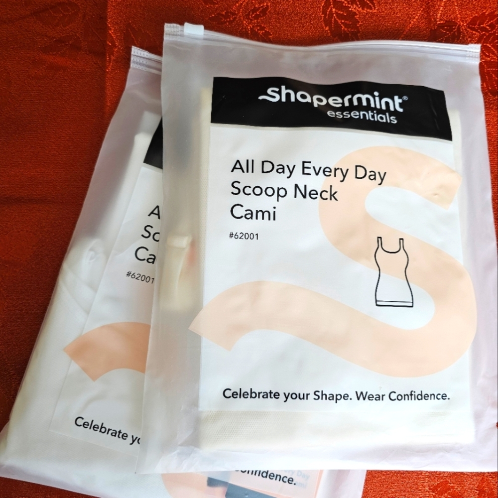 Shapermint All Day Scoop Neck Cami in White And Beige